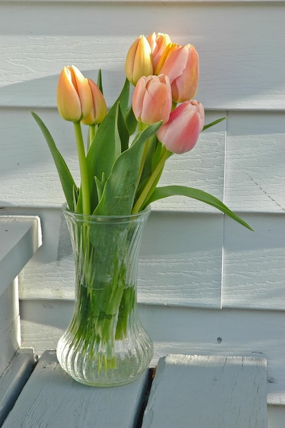 Ein Strauß rosa Tulpen in einer Vase