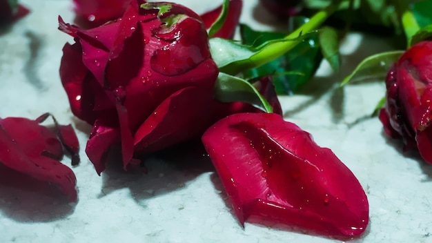 Ein Strauß Rosen auf einem Tisch mit dem Wort Liebe darauf