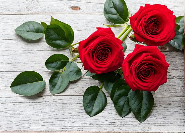 Ein Strauß roter Rosen auf einem Holztisch
