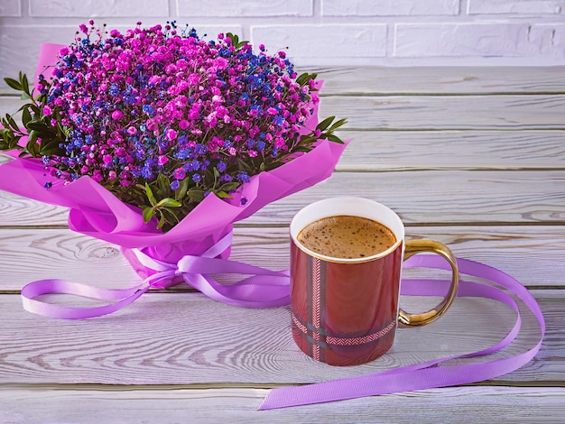 Ein Strauß Schleierkraut blüht in einer Vivamagenta-Tasse. Festliches Stillleben in violetten Farben