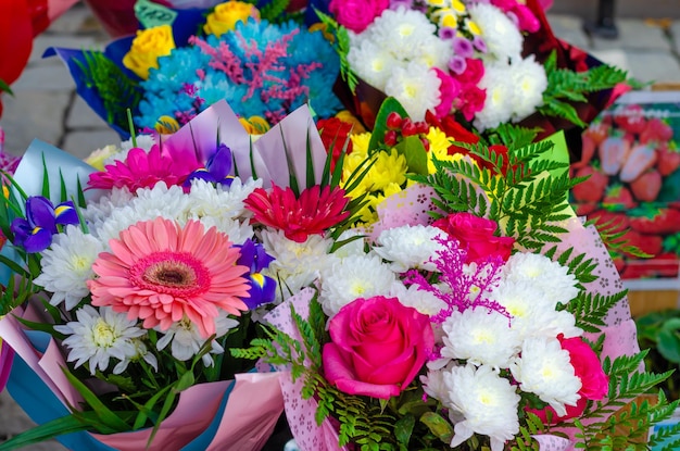 Ein Strauß verschiedener Blumen.