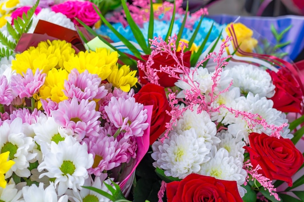 Ein Strauß verschiedener Blumen.