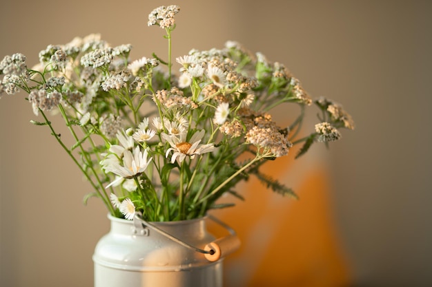 Ein Strauß Wildblumen in einer Vase auf dem Tisch