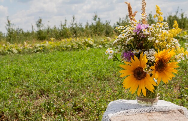 Ein strauß wilder blumen in einem feld auf natur. häuschenleben, sommerkonzept