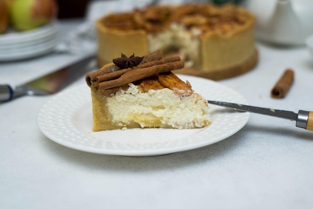 Ein Stück Apfelkuchen mit Zimt auf Leuchttisch