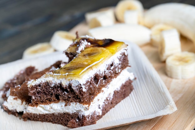 Ein Stück Bananenkuchen und frisch geschnittene Bananen