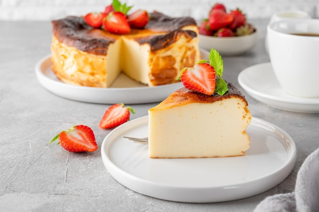 Foto ein stück baskischer verbrannter käsekuchen oder san-sebastian-käsekuchen mit frischen erdbeeren kopieren sie platz