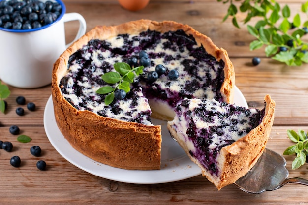 Ein Stück Blaubeerkuchen auf Holztisch