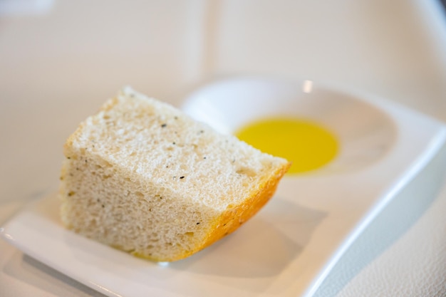 Ein Stück Brot mit Olivenöl darauf