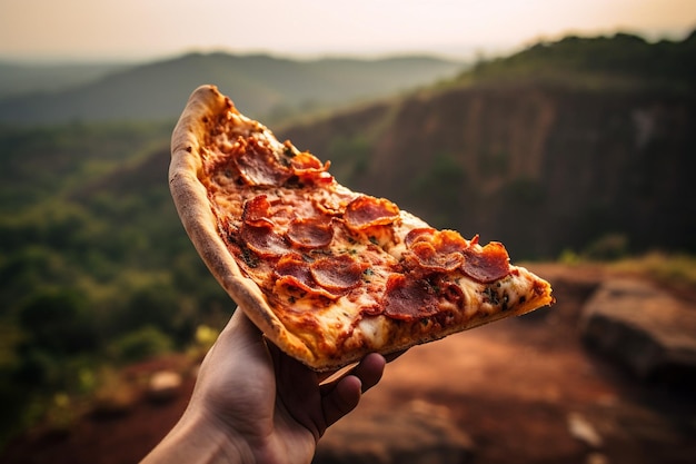 Ein Stück Fleischpizza wird gegen einen malerischen Sonnenuntergang gehalten