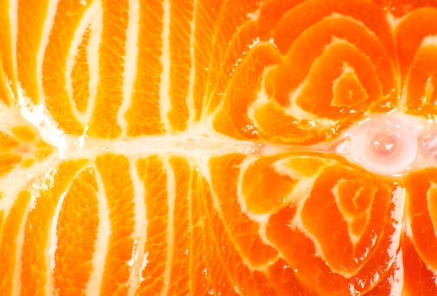Ein Stück frisches Lachsfischsteak auf weißem Hintergrund. Omega-3-Vitamin, gesunder Lebensstil. Natürliches vegetarisches Essen. Ansicht von oben. Nahaufnahme Foto.