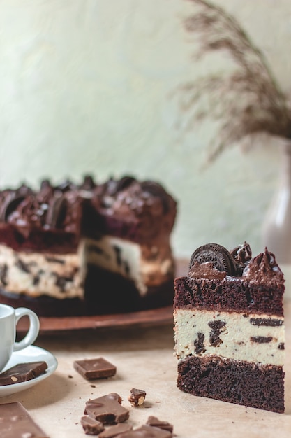 Ein Stück hausgemachter Oreo-Kuchen