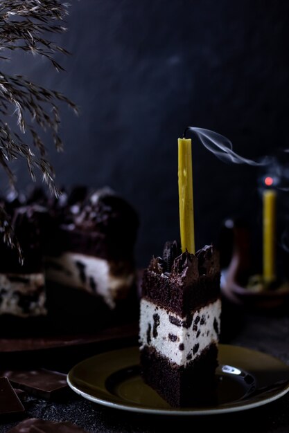 Ein Stück hausgemachter Oreo-Kuchen