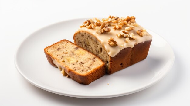 Ein Stück hausgemachtes Bananenbrot mit Walnüssen