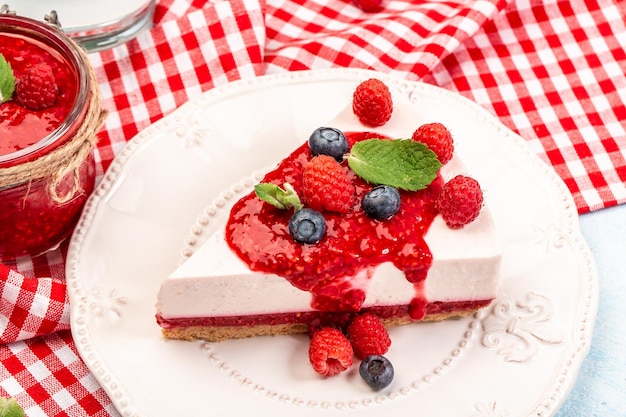 Ein Stück Himbeer-Käsekuchen No Bake Himbeeren Cheesecake Himbeermarmelade Food Rezept Hintergrund Nahaufnahme