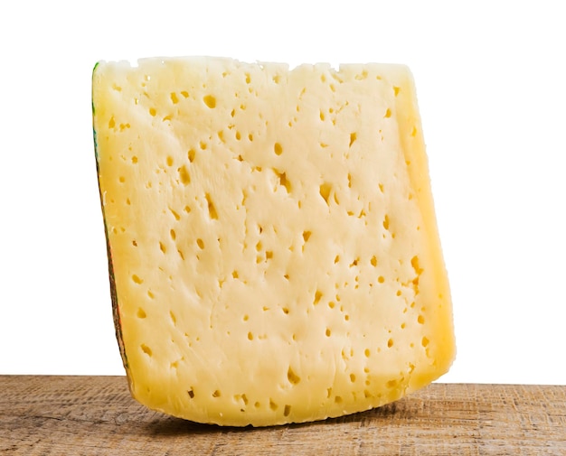 ein Stück Käse auf einem Holztisch