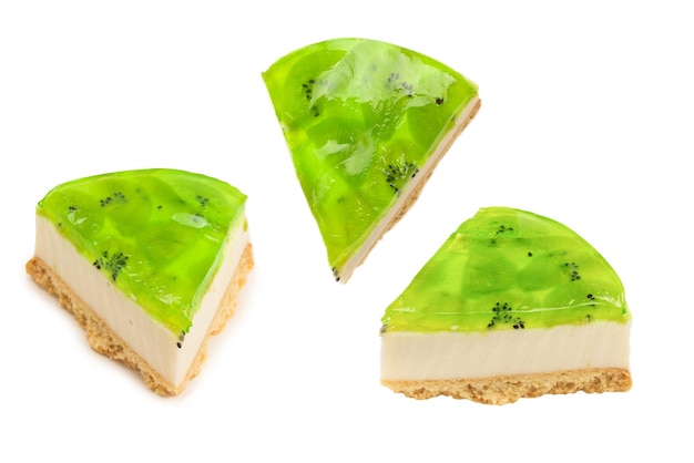 Ein Stück Kiwi-Käsekuchen, isoliert auf Weiß