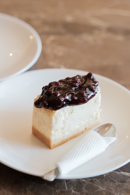 Ein Stück köstlicher Blaubeerkäsekuchen. Stück Kuchen auf einem Teller. Süßes Essen. Süßer Nachtisch. Nahansicht.