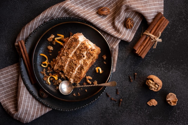 Ein Stück köstlicher hausgemachter Kuchen mit Walnuss und Zimt