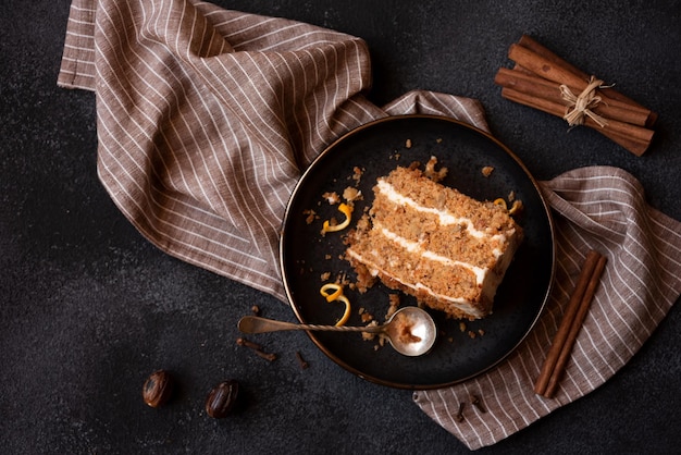 Ein Stück köstlicher hausgemachter Kuchen mit Walnuss und Zimt