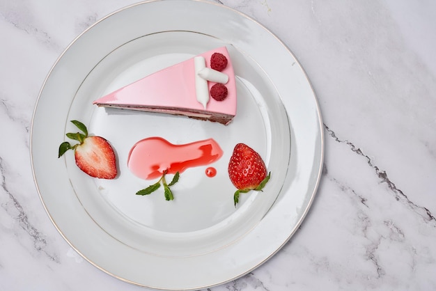 Ein Stück Kuchen auf einem Teller mit Erdbeeren