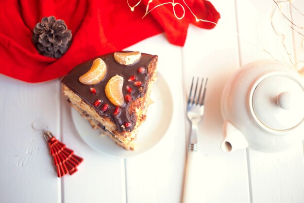 Ein Stück Kuchen auf einer weißen Tabelle