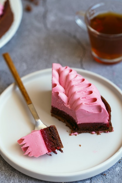 Ein Stück Kuchen beim Essen mit einer Dessertgabel.