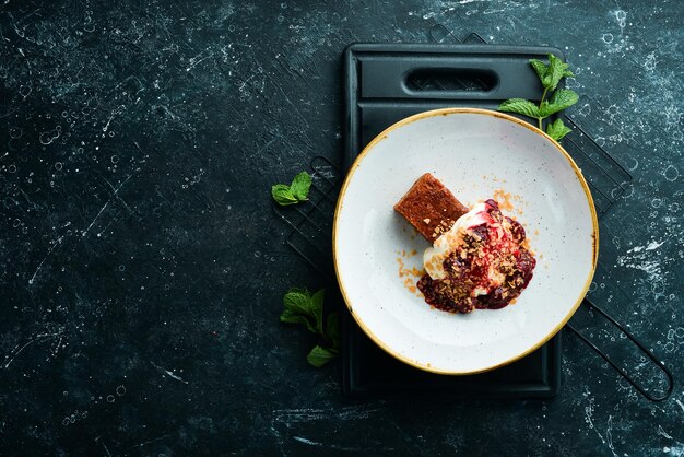 Ein Stück Kuchen mit Obst und Sahne Draufsicht Freier Platz für Text