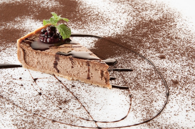 Ein Stück Kuchen mit Puderzucker bestreut auf weißem Hintergrund