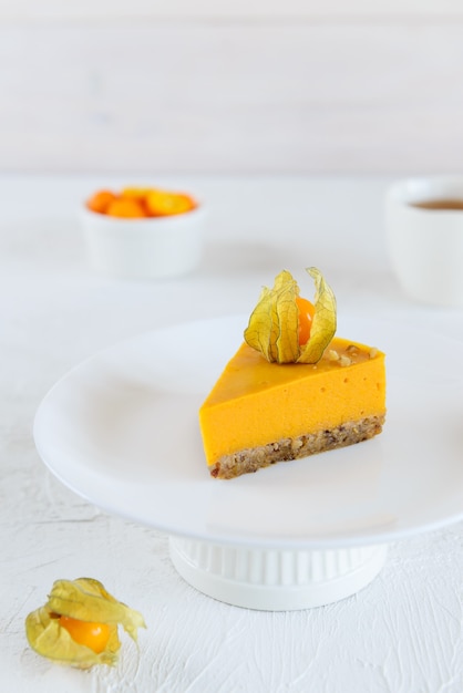 Ein Stück Kürbiskuchen mit Physalis verziert