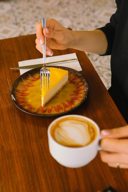 Ein Stück leckeren Kuchen und eine Tasse Kaffee