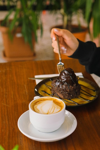 Ein Stück leckeren Kuchen und eine Tasse Kaffee