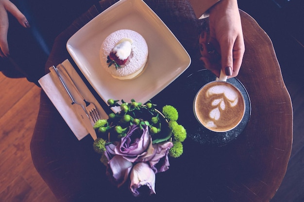 Ein Stück leckeren Kuchen und eine Tasse Kaffee