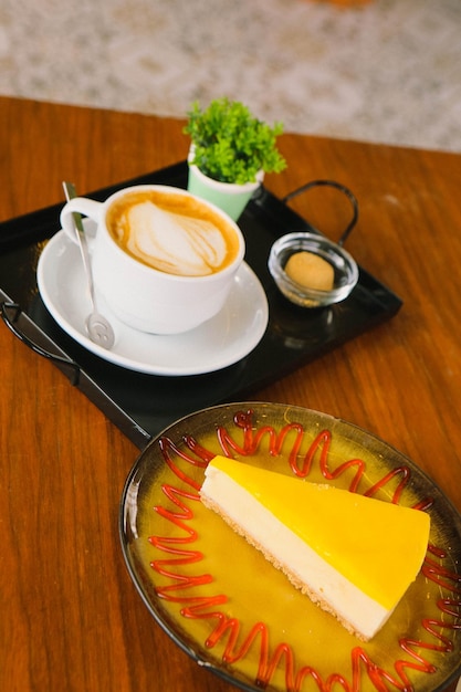 Ein Stück leckeren Kuchen und eine Tasse Kaffee