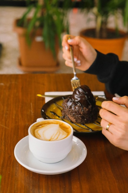 Ein Stück leckeren Kuchen und eine Tasse Kaffee