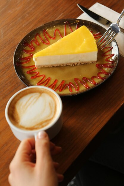 Ein Stück leckeren Kuchen und eine Tasse Kaffee