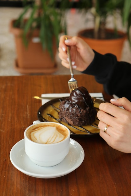 Ein Stück leckeren Kuchen und eine Tasse Kaffee