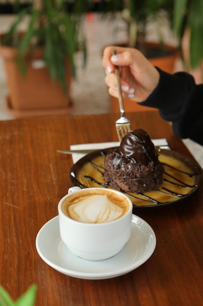 Ein Stück leckeren Kuchen und eine Tasse Kaffee