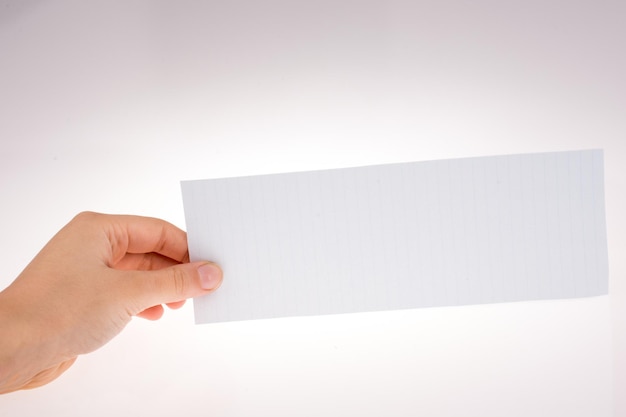 Ein Stück Papier in der Hand