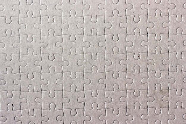 Ein Stück Pappe, geschnitten in ein Puzzle (ohne das Bild). Textur.