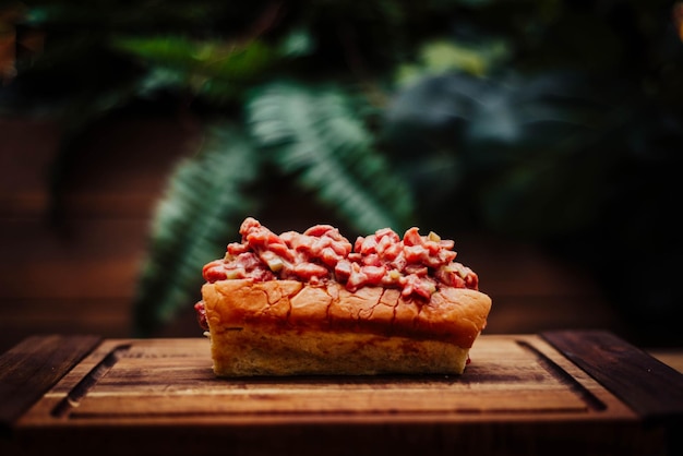 Ein Stück Pizza mit roter Soße obendrauf