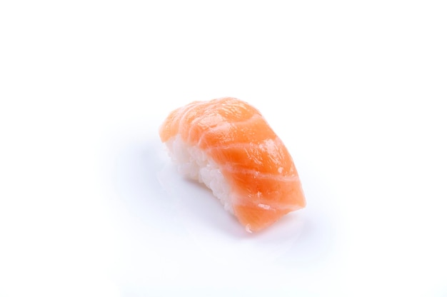 Ein Stück rohes Lachs-Nigiri-Sushi mit Reis japanisches Essen Nahaufnahme in Scheiben geschnitten isoliert auf weißem Hintergrund