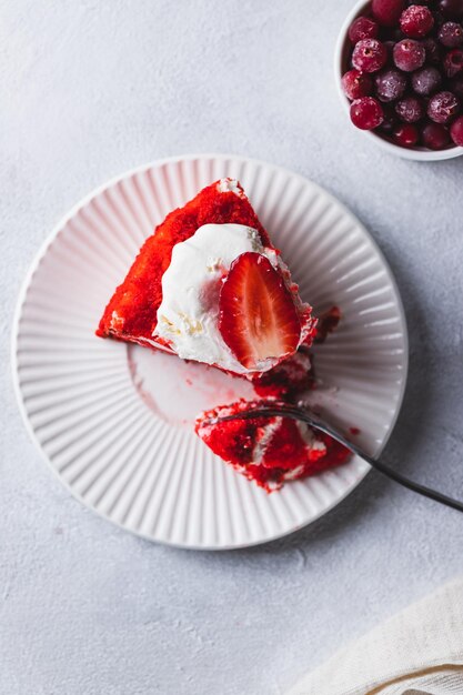 Foto ein stück roter samtkuchen auf einem teller