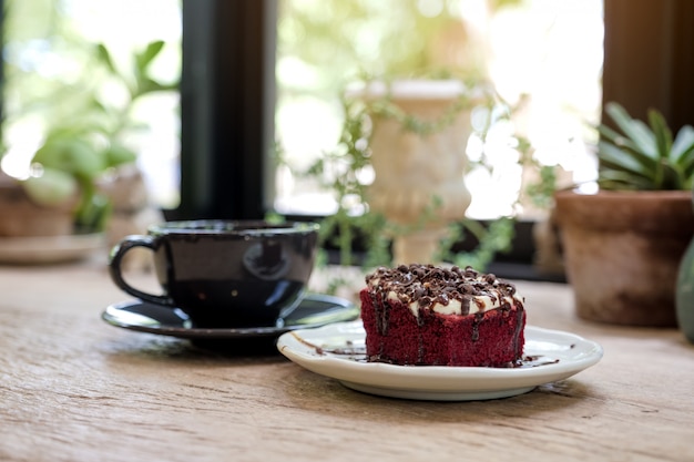 Ein Stück roter Samtkuchen mit Kaffeetasse