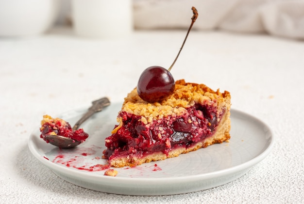 Ein Stück Sommerkirschkuchen in einem Teller