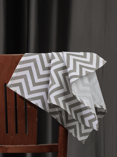 ein Stück Stoff, das ein weißes und schwarzes Design hat