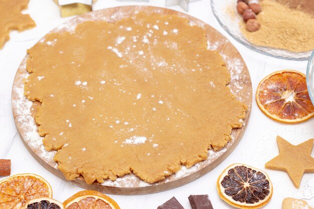 Ein Stück Teig zum Kochen von Weihnachtslebkuchen ausgerollt