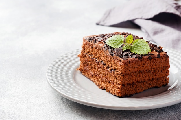 Ein Stück Trüffelkuchen mit Schokolade