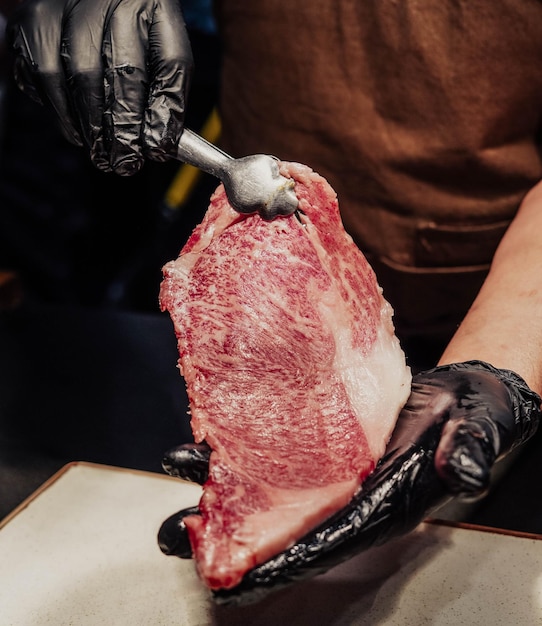 Ein Stück Wagyu-Rind aus der Stadt Kobe in einem argentinischen Barbecue.