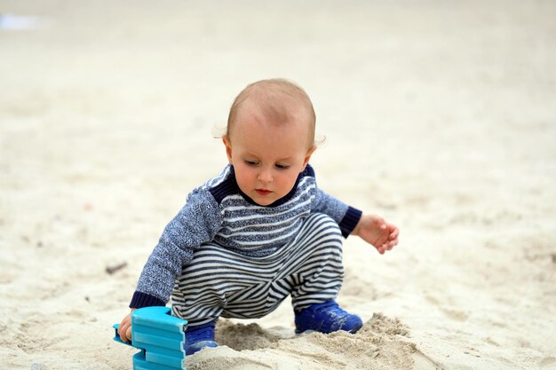 Foto ein süßer junge am strand